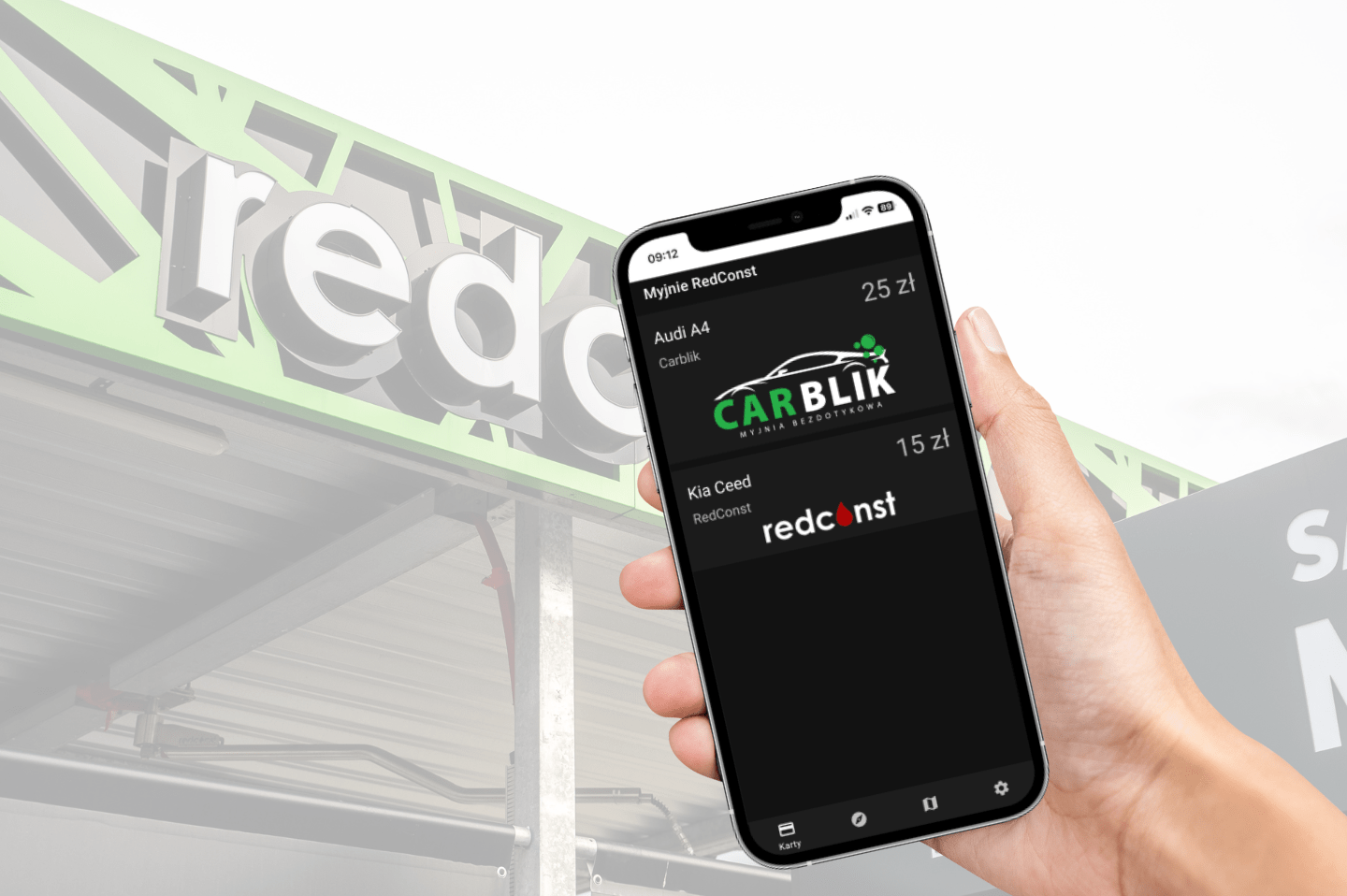 Zrzut ekranu aplikacji przedstawiający usługi myjni bezdotykowej. Użytkownik trzyma telefon z widocznymi pojazdami Audi A4 i Kia Ceed, obok oznaczenia cen. W tle znajduje się znak myjni RedConst z zielonym logotypem, sugerującym nowoczesne usługi myjni bezdotykowych.